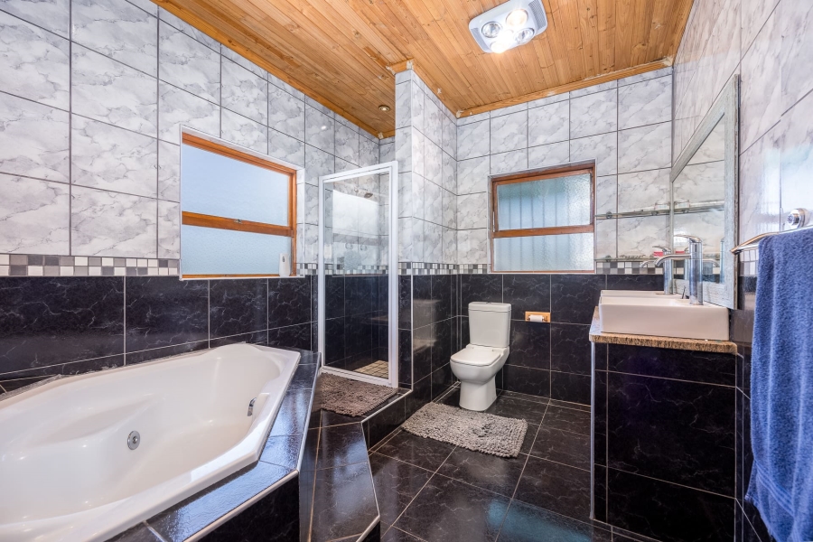 6 Bedroom Property for Sale in Vredekloof Western Cape